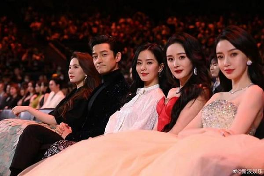 Đêm hội Weibo: Nhiệt Ba đẹp tựa công chúa, Dương Mịch ngồi tám chuyện ra một rổ meme