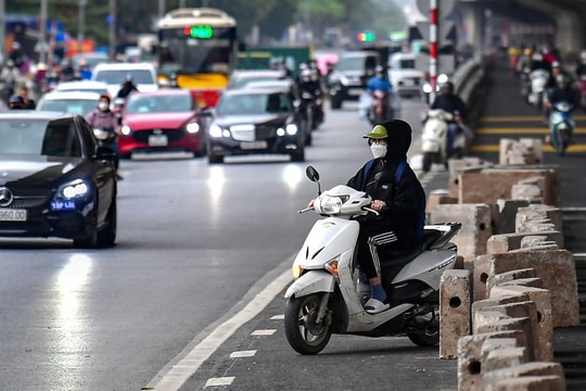 Người dân phá rào mở lối lao vào làn mới đường Nguyễn Xiển