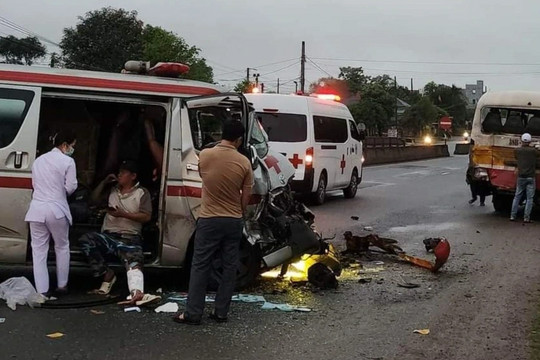 Xe cứu thương chở thi thể vỡ toác đầu sau cú tông xe buýt