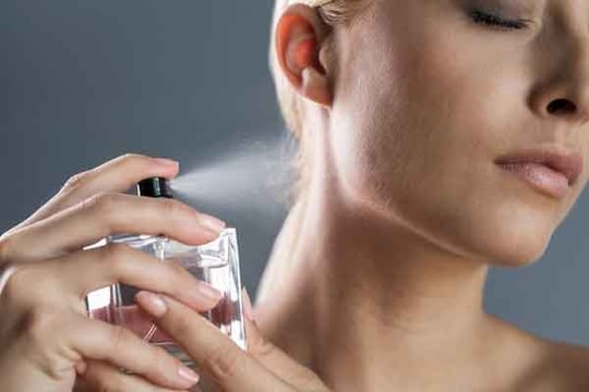 Làm thế nào để hương nước hoa thơm lâu hơn?
