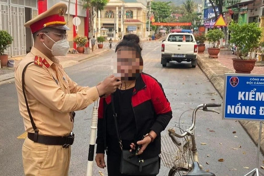 Cảnh sát giao thông xử phạt người phụ nữ đi xe đạp vi phạm nồng độ cồn