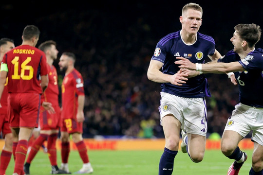 Ngôi sao Man Utd giúp Scotland hạ Tây Ban Nha