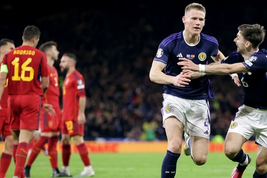 Ngôi sao Man Utd giúp Scotland hạ Tây Ban Nha