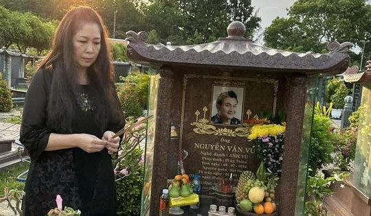 Khán giả nghẹn ngào khi nhìn NSND Hồng Vân thăm mộ cố nghệ sĩ Anh Vũ