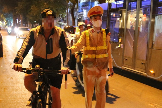 Cảnh sát 141 kiểm tra nồng độ cồn hàng loạt người đi xe đạp trên phố Hà Nội