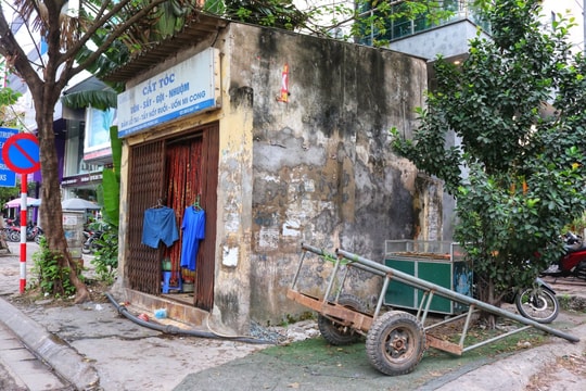 Nhà siêu mỏng, siêu méo: Ba thế hệ sinh sống trong ngôi nhà 8m2