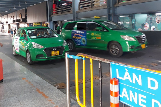Khách đi taxi ‘cõng’ 3 loại phí ở Tân Sơn Nhất, Bộ GTVT yêu cầu báo cáo