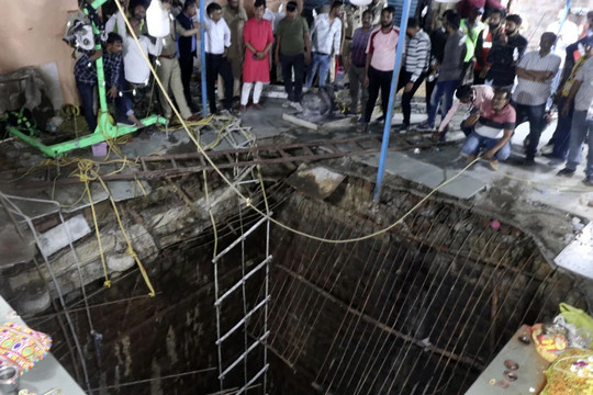 Hàng chục người ngã xuống giếng ở đền thờ Ấn Độ, ít nhất 35 nạn nhân tử vong
