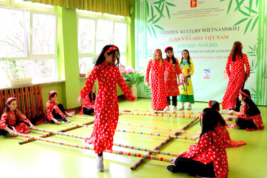 Trẻ em Ba Lan thích thú với Ngày hội trò chơi dân gian Việt Nam