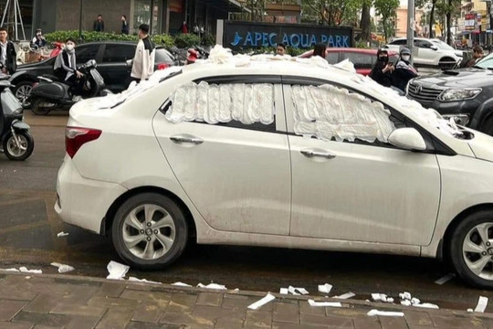 Ô tô bị dán băng vệ sinh khắp xe khi đỗ bên đường