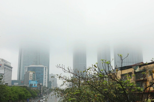 Mây mù ẩm ướt ảnh hưởng cuộc sống người dân Hà Nội