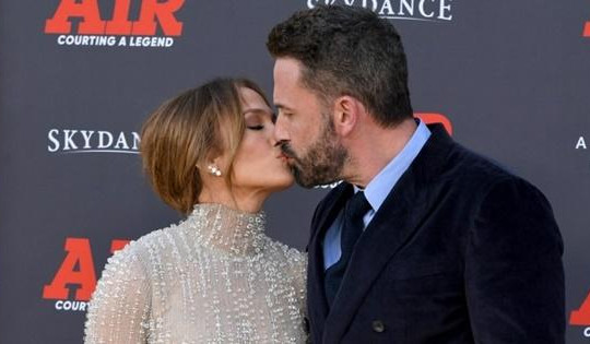 Jennifer Lopez và chồng trẻ ngọt ngào khóa môi tại sự kiện