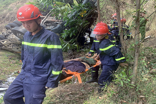 Hiện trường ô tô tải lật vào vách núi, 4 người tử vong ở Phú Yên