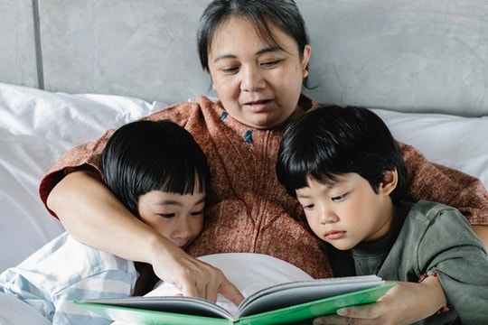 Ôm con và thủ thỉ điều này vào tai bé mỗi ngày sẽ khiến con ngoan hơn