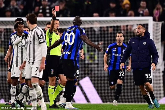 Lukaku ghi bàn gỡ hòa phút cuối, nhận thẻ đỏ và....đánh nhau với Juventus