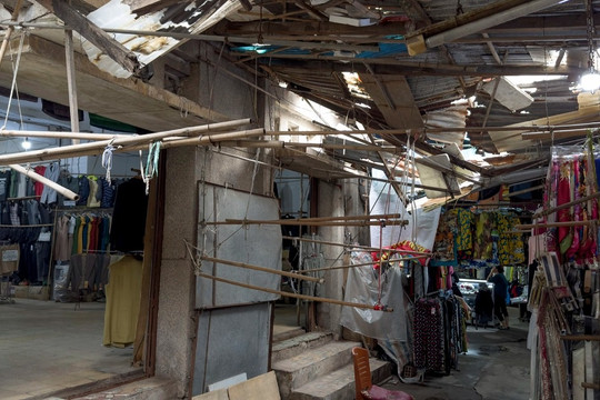 Hà Nội: Nhiều chợ truyền thống sập xệ xuống cấp, chợ kiểu mới ế ẩm