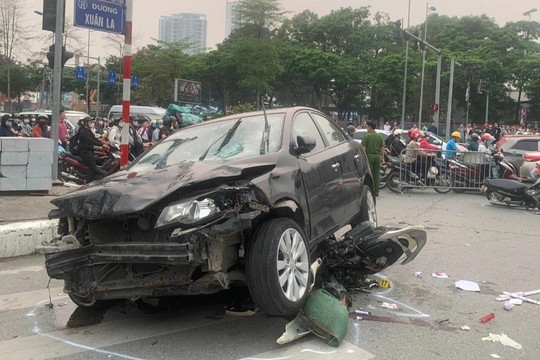 Hà Nội: Ô tô tông 17 xe máy, 17 người bị thương