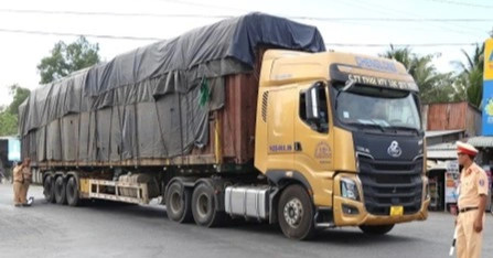 Xử lý xe chở hàng quá tải trọng hơn 100 tấn
