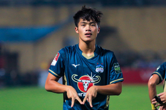 Tuyển thủ U20 Việt Nam giúp HAGL thắng trận đầu tiên tại V-League