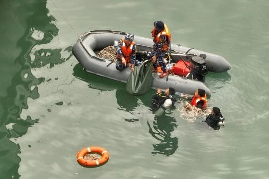 Thời sự 24 giờ: Huy động thợ lặn Đặc công Hải quân tìm kiếm nạn nhân thứ 5 vụ rơi trực thăng Bell 505