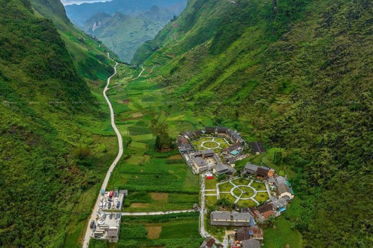 Ngôi làng đẹp hút hồn du khách, ẩn mình giữa hai dãy núi hùng vĩ