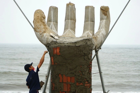 5 tượng bàn tay ở bờ biển Thanh Hóa được đầu tư 300 triệu đồng
