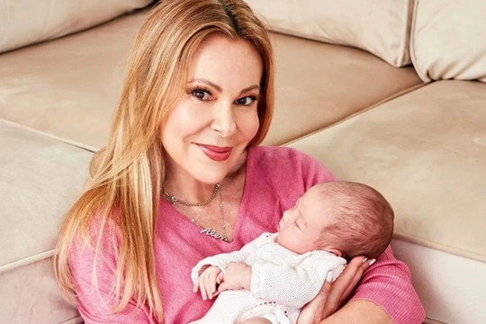 Nữ diễn viên 68 tuổi đón cháu nội ra đời từ tinh trùng của con trai quá cố