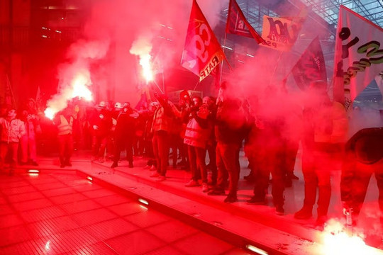 Người biểu tình ở Pháp tiếp tục đốt pháo sáng, ném bom khói