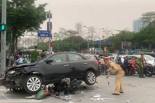 Vụ ô tô đâm 17 xe máy ở Hà Nội: Bé 3 tuổi vẫn phải cách ly với người thân
