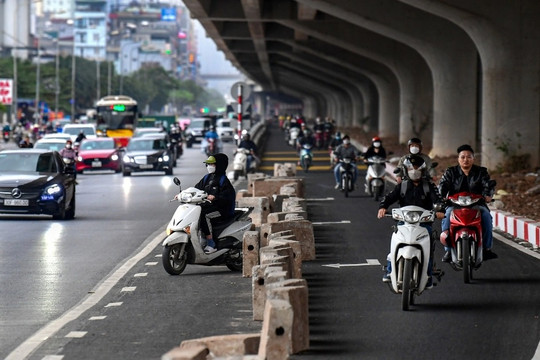 Hà Nội thông xe đường tạm tại dải phân cách trên đường Nguyễn Xiển