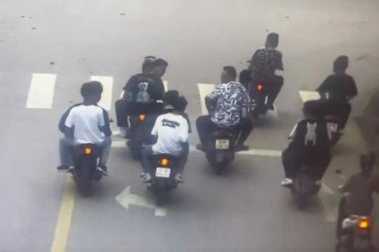 Xử phạt nhóm thiếu niên lạng lách xe máy náo loạn đường phố