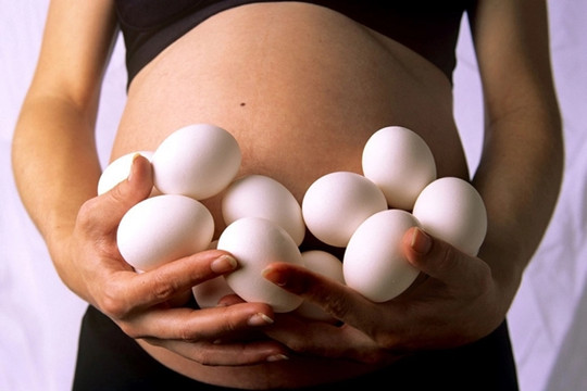 Mẹ chồng bắt con dâu mang bầu ăn 5 quả trứng ngỗng một tuần để cháu thông minh, đến lúc đi khám mới hối hận