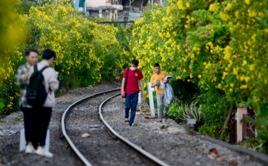 Người dân nói gì khi biến đường sắt thành đường hoa dài nhất Việt Nam?
