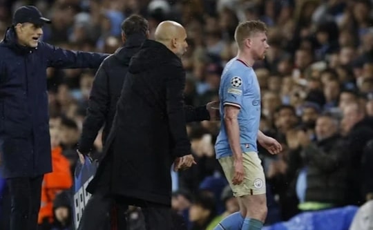 De Bruyne bực tức, thể hiện thái độ với HLV Pep Guardiola