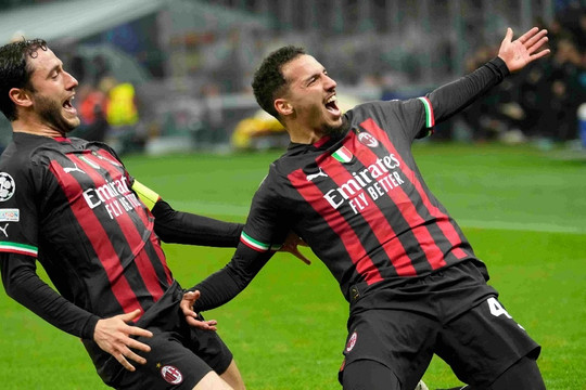 Đánh bại 10 người của Napoli, AC Milan có lợi thế ở Champions League