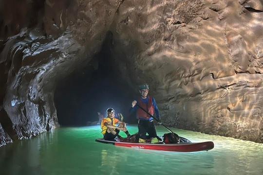 3 tuần, phát hiện 22 hang động trẻ và 'đẹp khác biệt' ở Quảng Bình