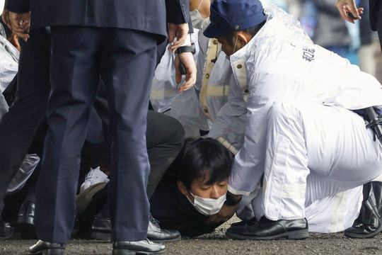 Thủ tướng Nhật Bản sơ tán sau tiếng nổ lớn