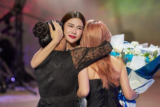 Ca sĩ Hà Nhi khóc nức nở khi gặp lại mẹ và em gái