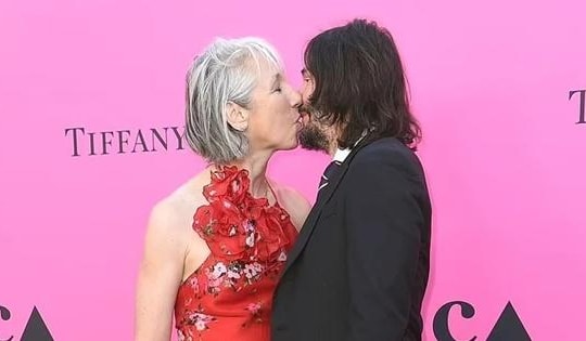 Keanu Reeves hôn bạn gái trên thảm đỏ, thản nhiên nói chuyện phòng the