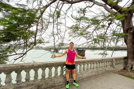  Runner tại giải marathon Huế gây “sốt” mạng khi nhường giày cho người khác