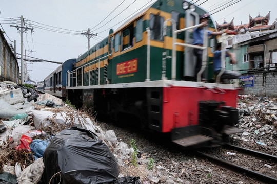 Rác thải bủa vây tuyến đường sắt nội đô TPHCM