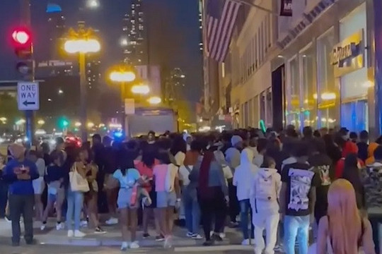 Hàng trăm thanh thiếu niên đập phá ô tô, tấn công du khách ở Chicago