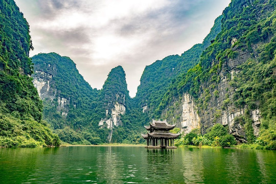Forbes khuyên du khách đến Việt Nam cần đi đâu cho 'đáng đồng tiền bát gạo'...