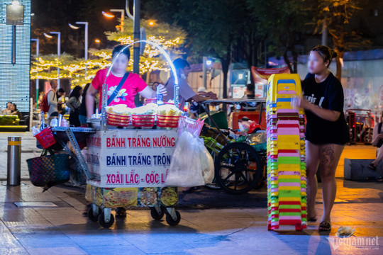 Bi hài hàng rong bị cấm kiểu 'bắt cóc bỏ đĩa' ở phố đi bộ Nguyễn Huệ
