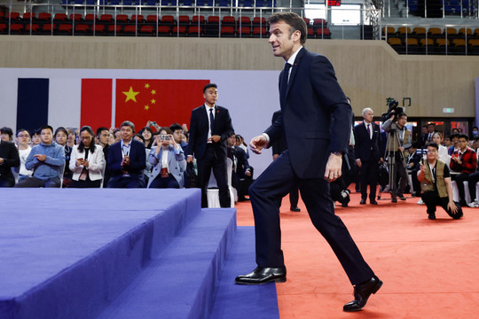 Rời thảm đỏ Bắc Kinh, ông Macron nhận chỉ trích