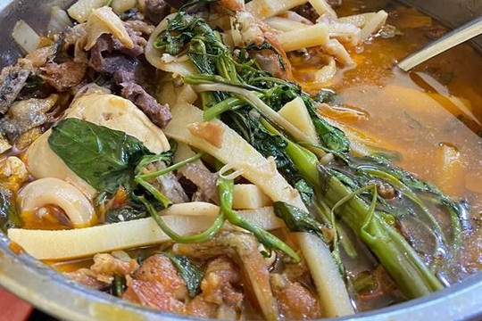 Hà Nội: Nhà hàng bị tố cho khách dùng nước lẩu thừa toàn thịt vụn