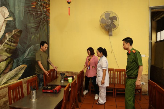 Hà Nội: Tạm đình chỉ nhà hàng bị tố cho khách ăn nước lẩu thừa