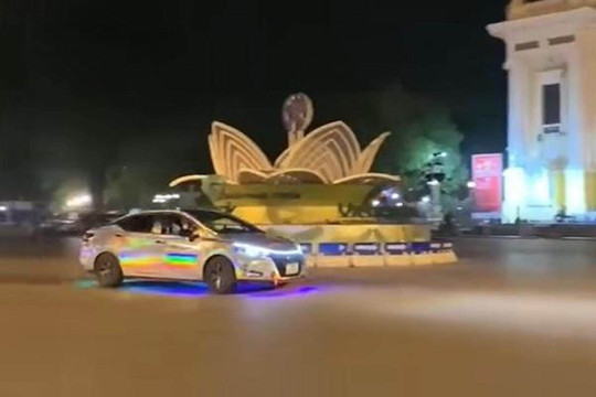 Bắt khẩn cấp tài xế ô tô 'biểu diễn' drift trước Nhà hát Lớn Hà Nội