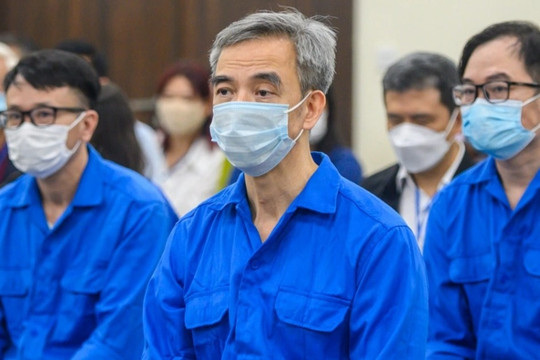 Ông Nguyễn Quang Tuấn nói bị bệnh tim, xin giảm hình phạt cho bị cáo khác