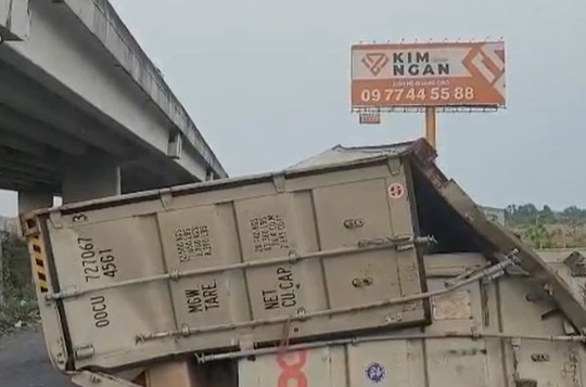 Thùng xe container bay trên cao tốc Trung Lương - TPHCM xuống đất